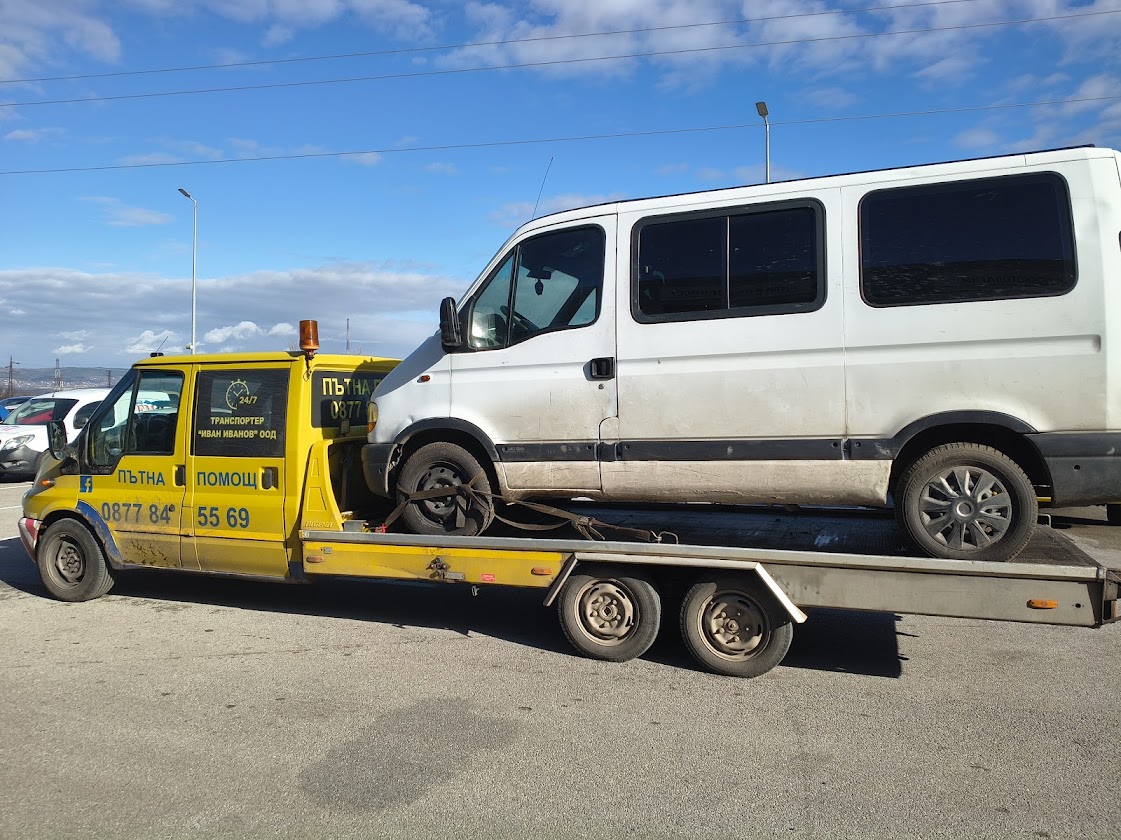 Транспорт на аварирал бус с репатрак в Сливница