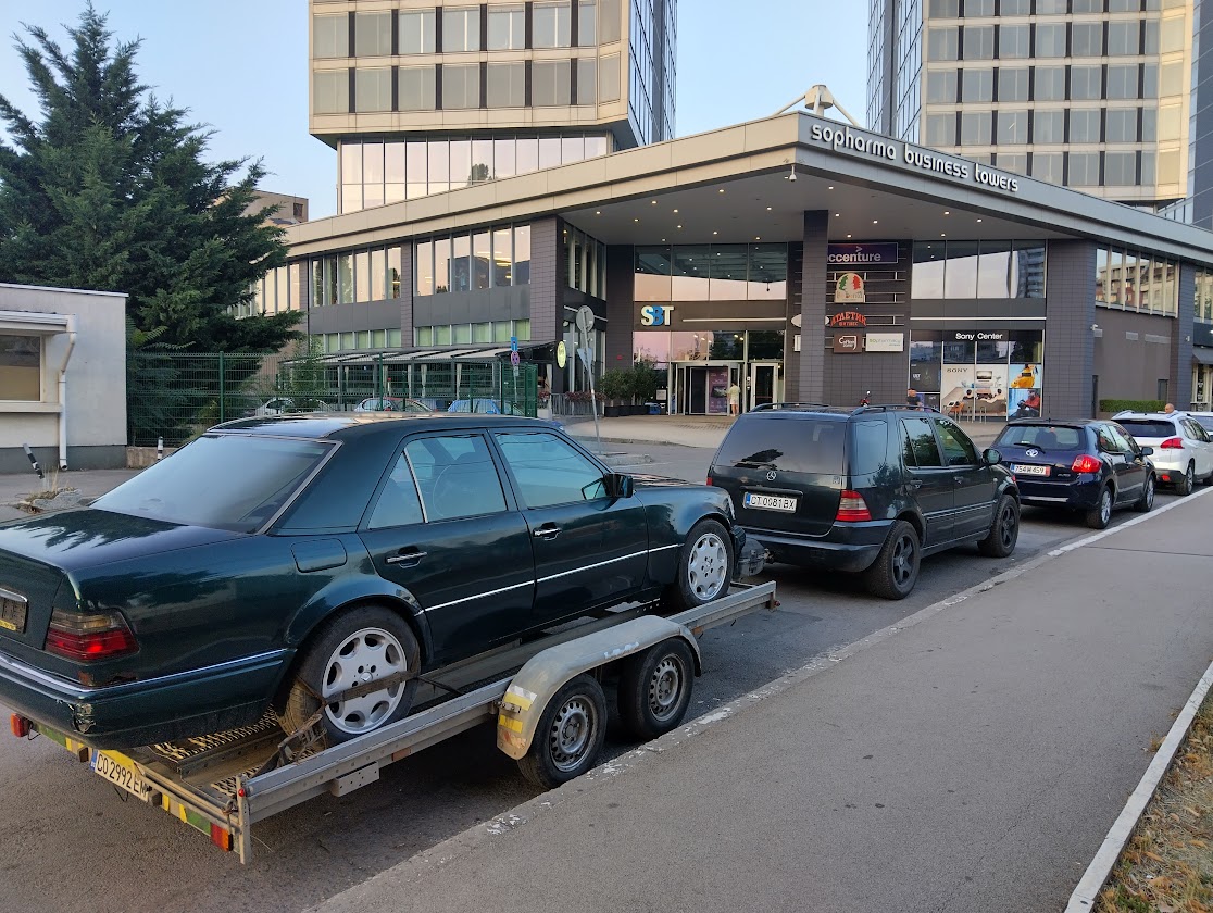 Пътна помощ Костинброд - автомобил натоварен на платформа